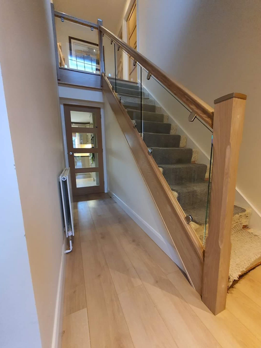 Clamped glass balustrade in an oak staircase