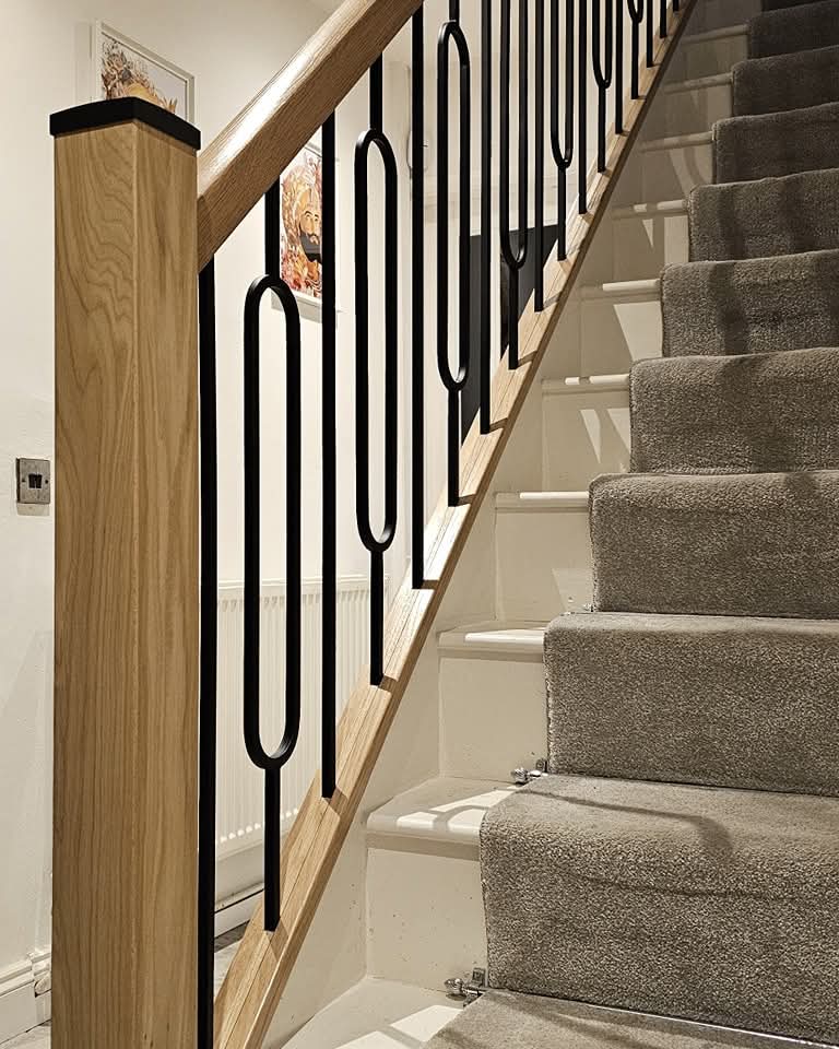 Oak bannister with black metal pattern spindles